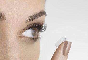 zakładanie soczewki kontaktowej