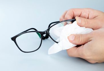 Jak skutecznie czyścić okulary - foto