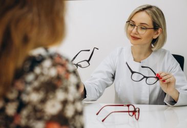 Wada wzroku a letnie słońce – jak pogodzić jedno z drugim