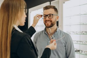 Jakiego wsparcia możesz oczekiwać podczas wizyty w salonie optycznym?